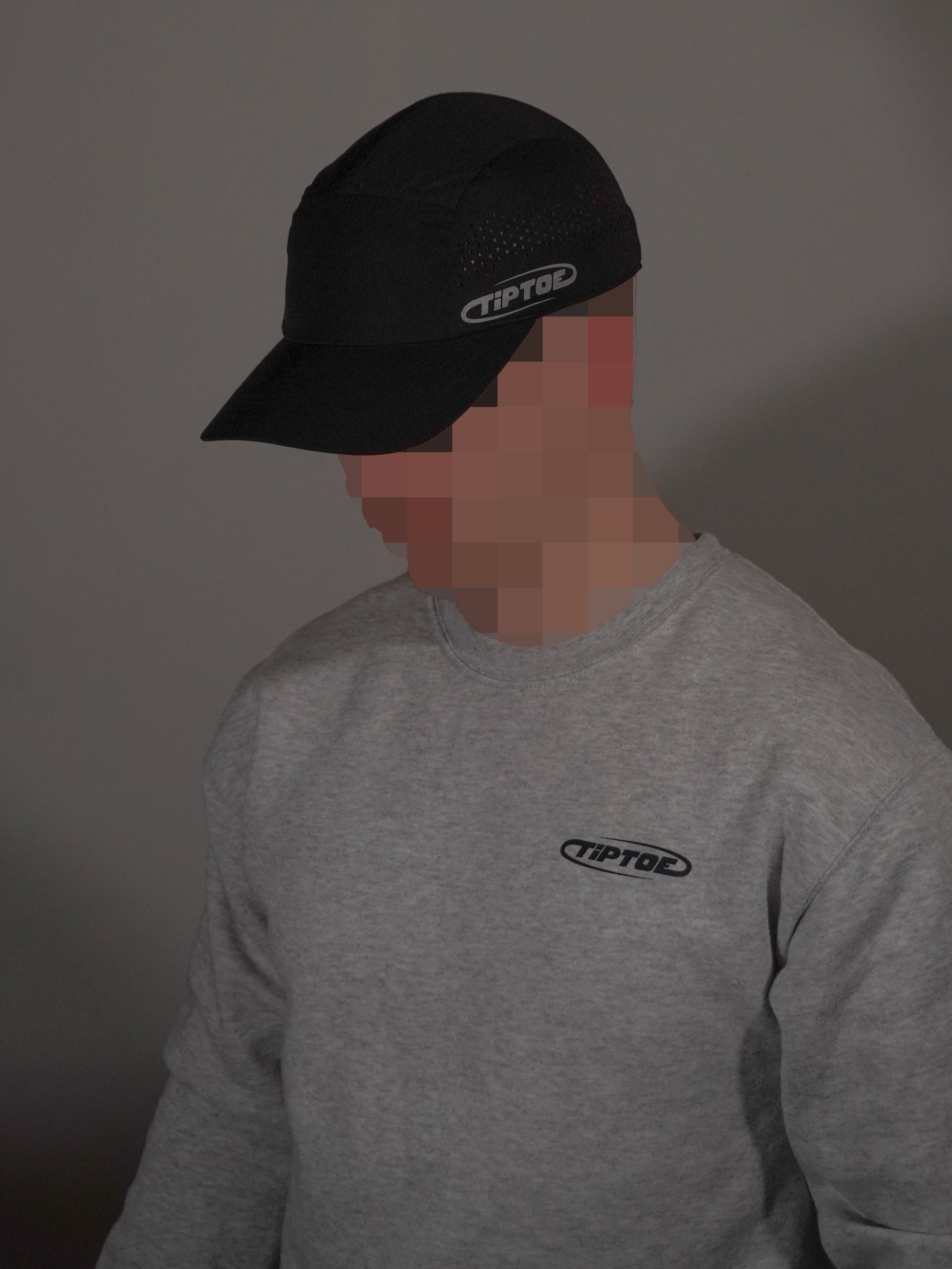 Schwarze TiPTOE Running Cap getragen von Model mit gebogenem Schirm