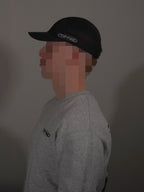 Seitenansicht der schwarzen Running Cap getragen von Model