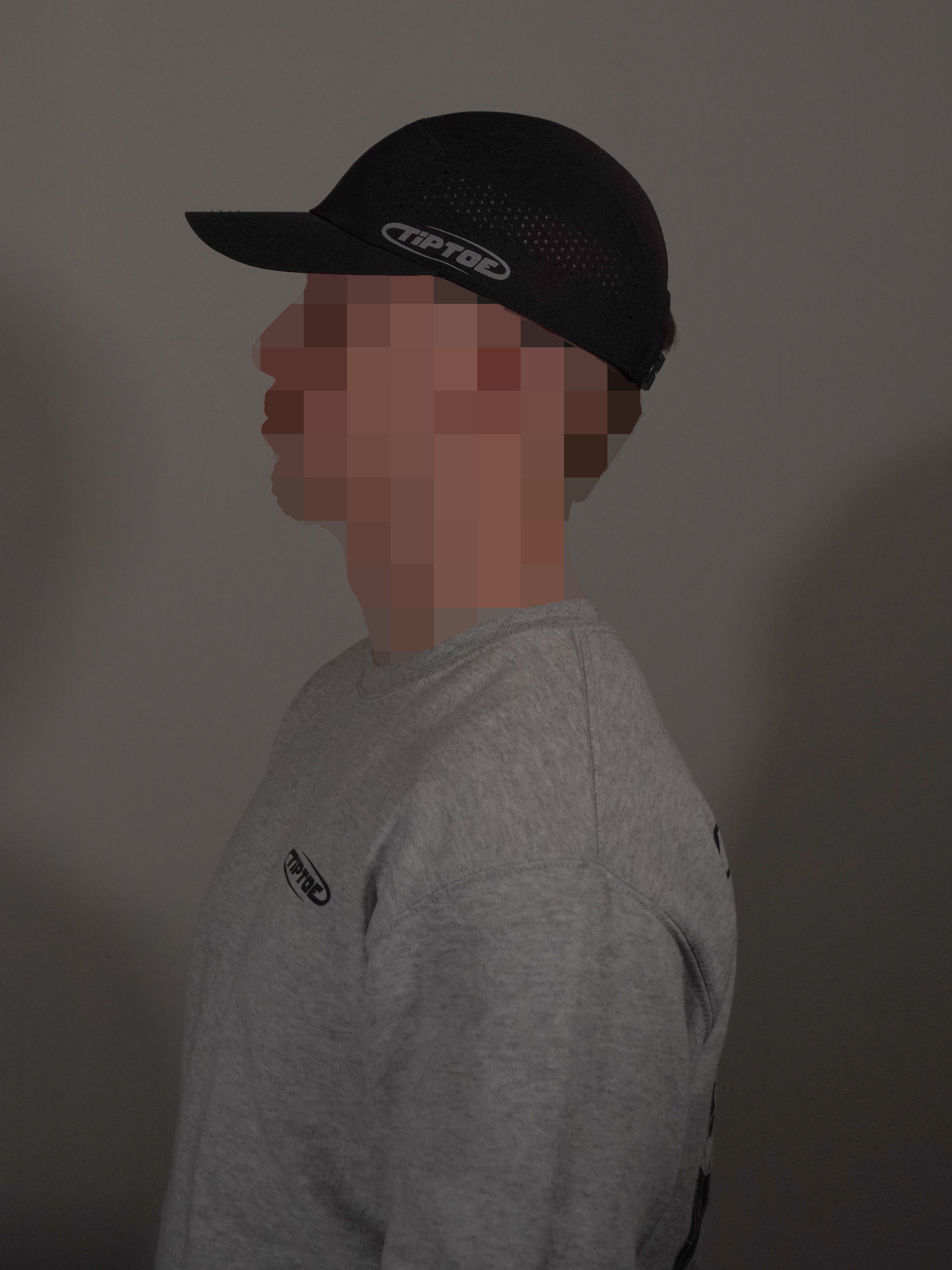 Seitenansicht der schwarzen Running Cap getragen von Model